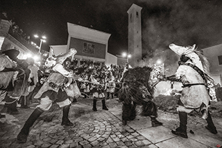 Primo piano ragazza in costume sardo, Festa Sant'Efisio, Cagliari, Sardegna, 2017